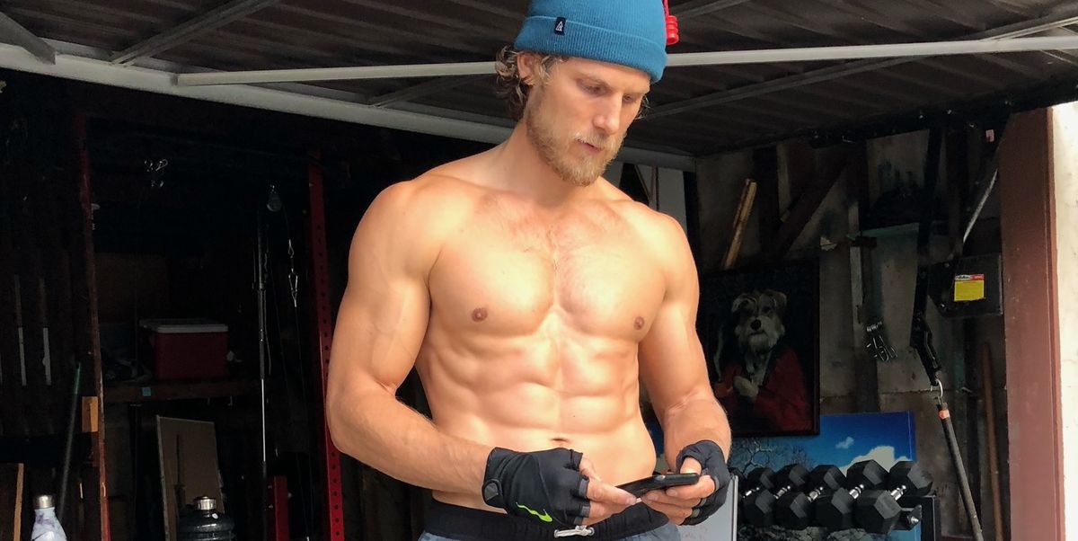 El actor de 'You', Travis Van Winkle, comparte su entrenamiento de musculación