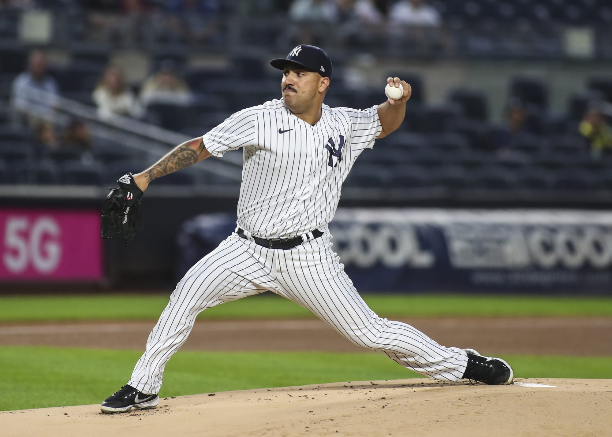 El lanzador de los Yankees de Nueva York, Néstor Cortés, demuestra un entrenamiento de bloqueo