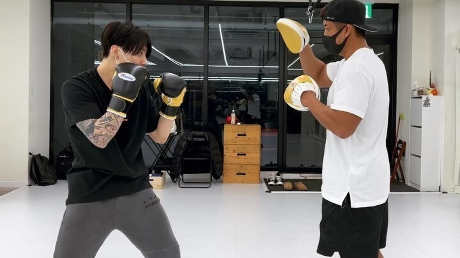Jungkook de BTS mostrando sus habilidades de boxeo en un nuevo video es la motivación de entrenamiento que necesitamos, V responde: Ver |  Salud