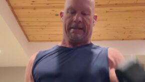 Steve Austin parece entusiasmado en el video de entrenamiento del hotel en medio de los rumores de WrestleMania