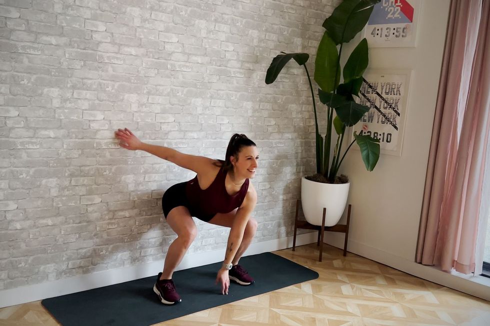 Entrenamiento aeróbico, Amber Rees realiza el ejercicio pop squat