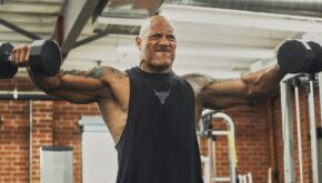 El entrenador de fuerza de The Rock comparte su enorme entrenamiento de hombros