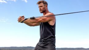 Pruebe este entrenamiento con banda de resistencia de cinco levantamientos del entrenador de Chris Hemsworth para desarrollar músculo de cuerpo completo