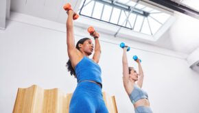Entrenamiento de fitness de cuerpo completo para mujeres.