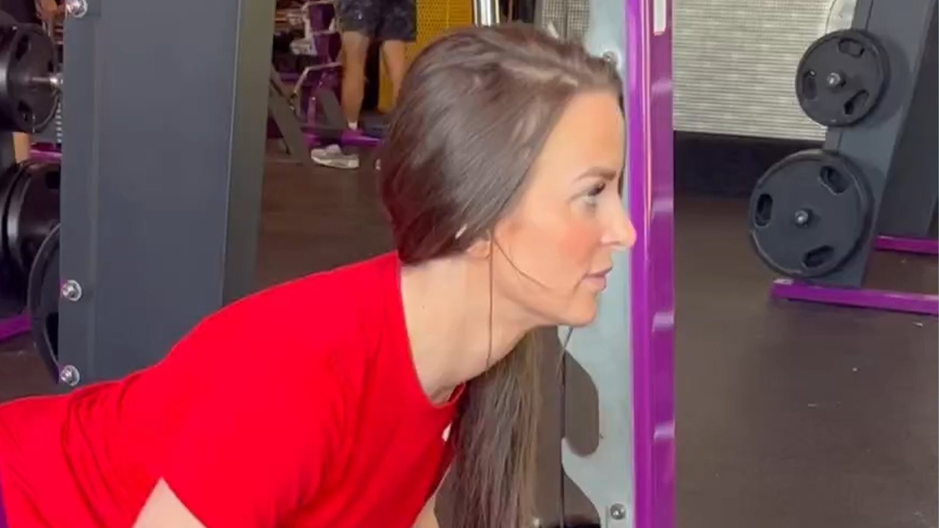 La mamá adolescente Leah Messer muestra sus curvas con mallas negras ceñidas y un top rojo en un nuevo y brutal video de ejercicios